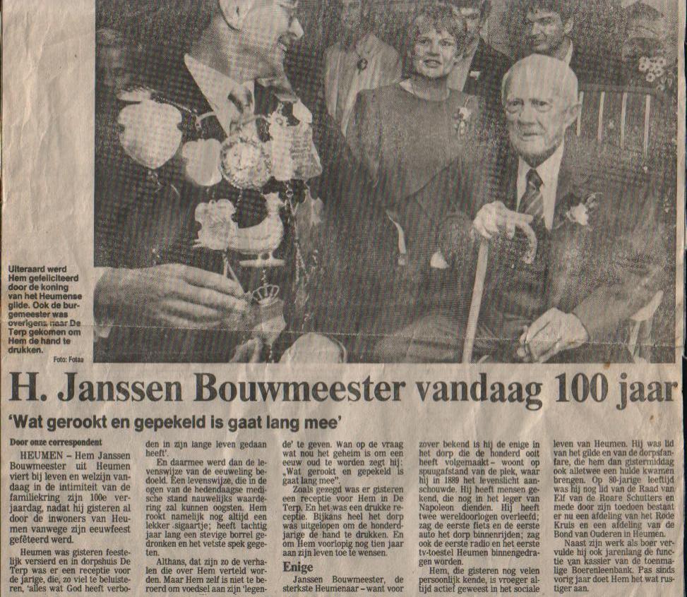 krantenartikel Gelderlander 1989 Hem Janssen Bouwmeester 100 jaar. Links op de foto Gerard Kerkhoff was in dat jaar gilde Koning. bron Toos Kerkhoff