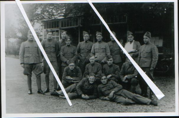 soldaten van het 26 ri voor cafe kanaalzicht 1939