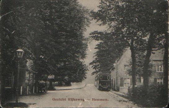 Molenhoek Heumen, links cafe Keukens na 1905. Later woonde hier dokter Gerritsen. Vanaf hier kijkt u richting Mook.