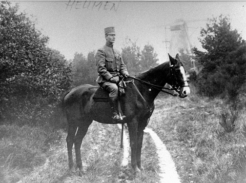 oto genomen in Heumen Mobilisatie 1939 - 1940 bij de johannus molen. Soldaat op het paard onbekend.