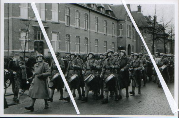 soldaten van het 26 ri marcheren op de heiendaalseweg te nijmegen waren gelegerd op de Kraayenhofkazerne en in de mobilisatie 1939 lagen ze bij de Heumensebrug