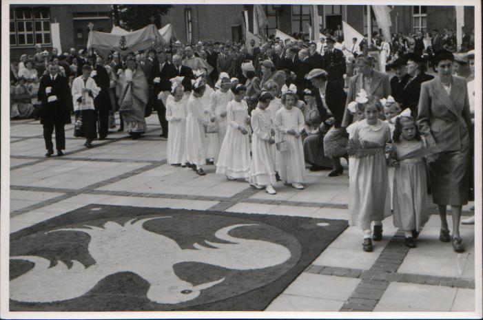opening nieuwe rk kerk Heumen 1952 rechts vooraan Tonny Kroes, Gerda Kroes, juffrouw van Dreumel bron J.Giesbers