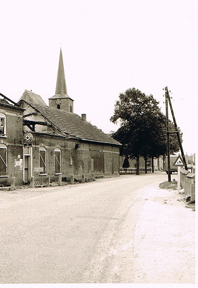 Café Het Vergulde Hert is afgebrand op 17 september 1963. Dorpstraat 17 v/h A.52. Bron T. Martens.