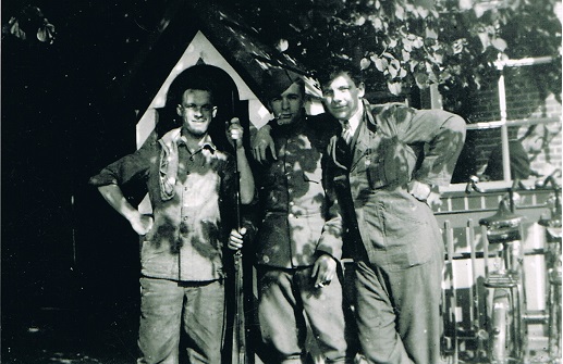 Mobilisatie 1939 - 1940 foto genomen voor café Kanaalzicht. in het midden soldaat Wim Lamers