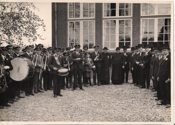 Fanfare met 25 jarige jubilaris Pastoor P.A. Brekelmans 1935 bron Frans Brekelmans