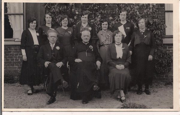 25 jarige jubilaris Pastoor P.A. Brekelmans tussen onderwijspersoneel St. Georgiusschool Heumen 1935 .bron Frans Brekelmans