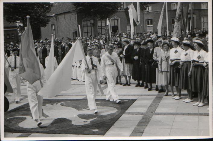 opening nieuwe rk kerk Heumen 1952 links op foto Piet Poos in het midden met vlag Gerard Kerkhoff. bron J.Giesbers