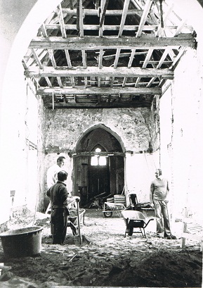 Restauratie Ned Her Kerk 1976-1977-- persoon rechts Gerard Weijers bron Theo Noy