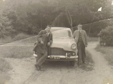 1962 Hent van Petje [Kesseler] kwam naar het vosseneind met zijn taxi, een Ford Zephyr 1957, om Gerrie Danen naar het station te brengen.