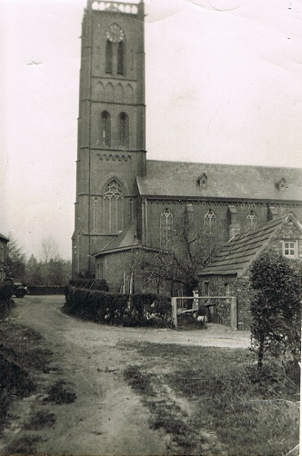 Oude RK Kerk Heumen gezien vanaf de dijk. bron Th.Jansen