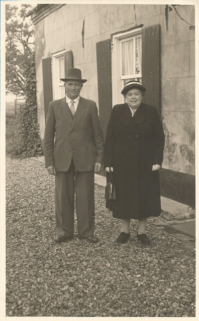 Mei 1960 echtpaar Bart Jansen - Marie Jansen Wilting voor hun huis aan de Verbindingsweg 2.