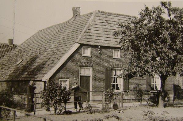 Dit is het huis van de Fam. F.J.Thijssen Oude Boterdijk 10 v/h A16 . Personen op de foto vlnr. Onbekend - Frenske Thijssen foto is genomen in 1965. Frenske was ook grafdelver op het RK Kerkhof. bron T.Martens