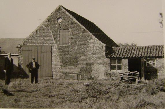 Dit is de schuur van de Fam F.J. Thijssen Oude Boterdijk 10 v/h A16. Foto genomen 1965 bij het verkoop van het huis . Personen op de foto vlnr, gemeentesecretaris Dhr. Blessing - Frenske Thijssen. bron T.Martens