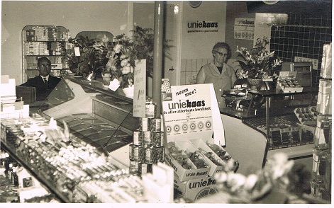 Opening Winkel Fam J.Thijssen vlnr Janus Thijssen en Anna Thijssen Bekers jaren 60