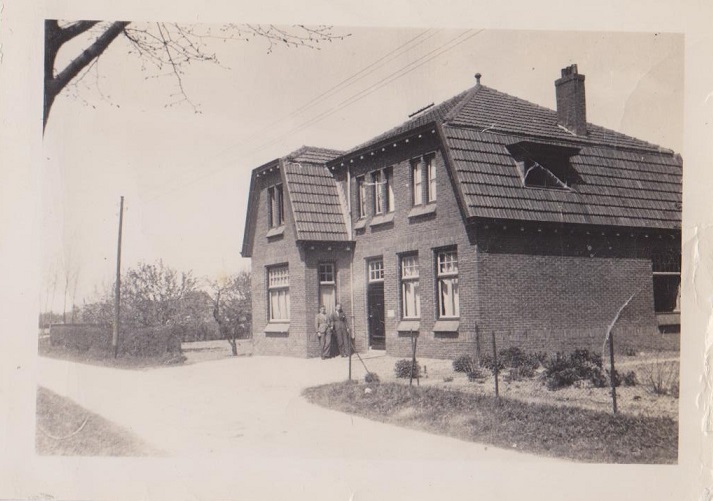 Huis fam Robbers Oude Boterdijk in 1945 hij was klerenmaker . Later woonde hier de Fam Lamers , nu woont er de fam S .Verhoeven.