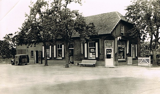 Bakkerij en kruidenier winkel van de fam P.Poos jaren 50/60