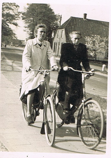 Malden rijksweg 2 mei 1953 Tonia en Bertha Vermeulen.