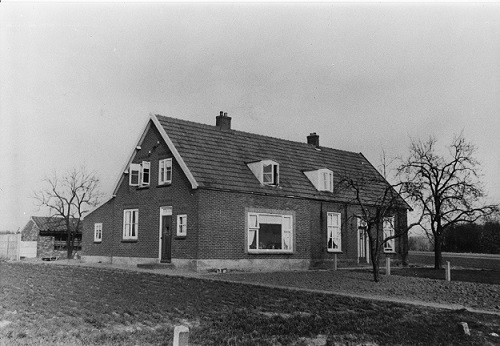 Dubbel woonhuis links woonde de fam Lin en Marie Cornelissen. Rechts woonde de fam Ton en Lies Spanjaards Vosseneindseweg nu staat er het huis van de camping.