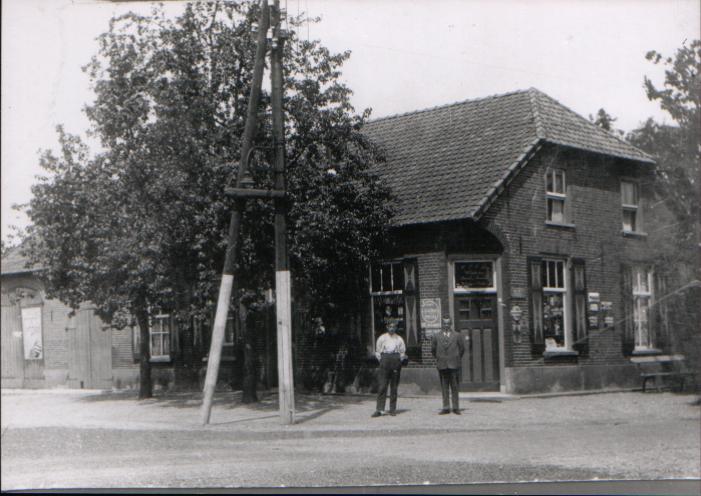 Bakkerij-Levensmiddelen winkel Végé Fam P.Poos hoek Oudeboterdijk-Dorpstraat . Links Tien Poos [de Schilder] rechts Piet Poos de bakker bron Willie Poos