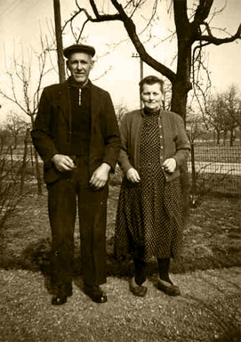 vader en moeder Bekers voor het huis in de looistraat [zie foto 058] bron Thea Bekers