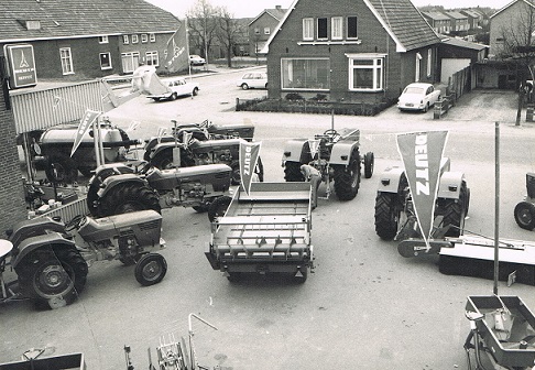 Winkel met uitgestalde tractoren en div. Fam. G Kerkhoff