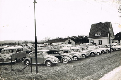 Jos Wijnakker automobielbedrijf en sloperij rijksweg 225 Molenhoek Heumen 1960 . Voorheen woonde hier de Fam. Vos de naam van het huis was Zonneweelde .