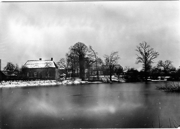 Jaar ? Links de Boerderij van H.Janssen - Bouwmeester rechts het huis van Kuppenveld. Het is winter je kunt schaatsen op De Waai