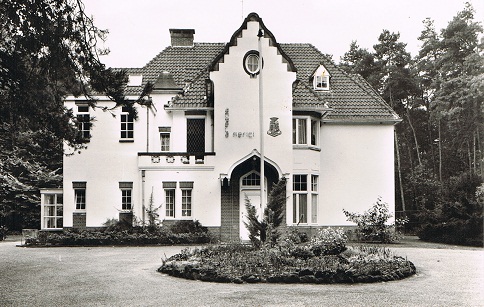 De villa aan de scheidingsweg 1 te Malden werd in 1925-1926 gebouwd als villa klein Heumen door H.de Groot. In 1962 werd de villa aangekocht door de orde Ursulinen v.d. Rom. Unie, om er het provincialaat te vestigen. Het koetshuis werd verbouwd tot kapel,en de naam werd veranderd in Angela Merici.