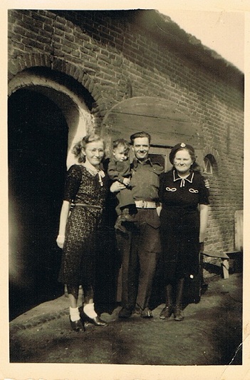 Foto genomen in de Molenhoek Heumen 1945 rechts op foto Grada Gerrits Spanjaard. andere mensen onbekend