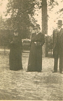 Oma van den Hoogen en opa en oma Kuiltjes op het schoolplein. bron Jos Kuiltjes