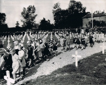 Heumen Molenhoek tijdelijk oorlogs kerkhof achter de Bierbrouwerij van den Broek. Hier lagen soldaten 82nd U.S Airborne Divisie. Herdenking 25 sept 1945. foto komt uit Mephis Amerika.