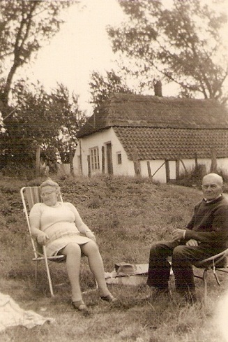 Begin jaren 60 Toon Spanjaard met de vrouw van zijn broer Cornelius Spanjard.C Op de ketsheuvel aan de Overasseltseweg 1. Zijn Broer woonde in Oberhausen Duitsland. bron Jos Gerrits