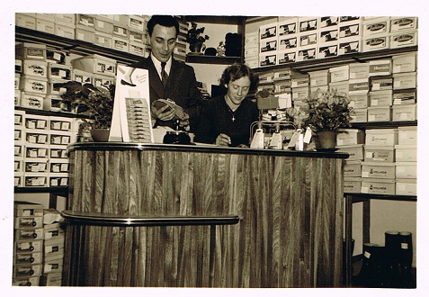 Opening schoenwinkel van Lin en Nel Verhoeven aan de dorpstraat in Heumen. Samen achter de kassa. bron Nel Verhoeven