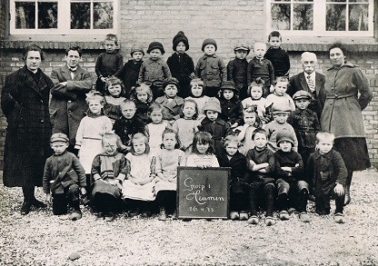 Schoolfoto 1923 aan de rechterkant met snor meester J.B.H.Ackermans daarnaast juf. Thoonsen , aan de linkerkant met de armen over elkaar meester Hilgers. 
