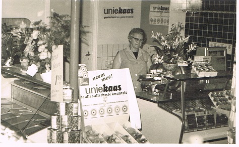 Melkwinkel Fam J.Thijssen jaren 50-60 rechts op foto Anna Thijssen Bekers.