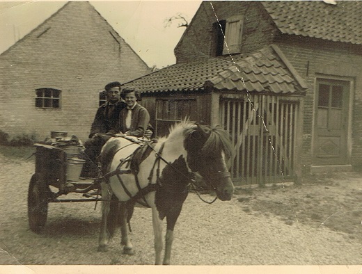 Wim janssen Bouwmeester en Mientje in verkeringstijd 1957 langs het huis in de dorpstraat. bron M.Janssen Bouwmeester