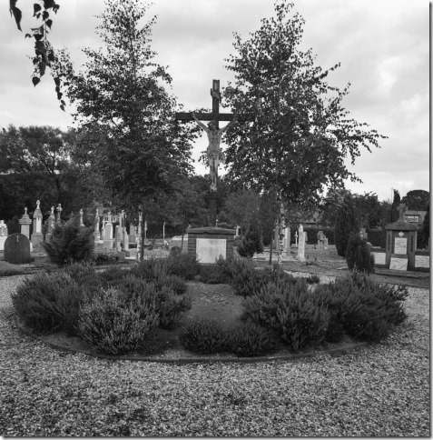 R.K Kerkhof Heumen 1970 in het graf onder kruis ligt Pastoor Th.Bijl geb.23 okt. 1812 te Huisseling overl. 15 dec. 1879 te Heumen.