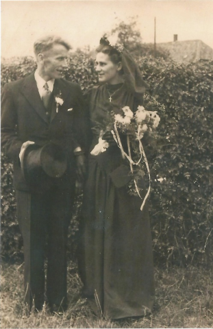 Heumen 26 juni 1945 bruiloft Harrie de Valk en Lien Vroom woonde in de Verbindingsweg 4 voorheen A.32 bron H. de Valk