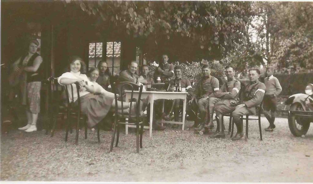 Vierdaagse 1932 op het terras van café Kanaalzicht de uitbater toen was G. P. Huybers. Nu woont er de fam. Peter Smulders er